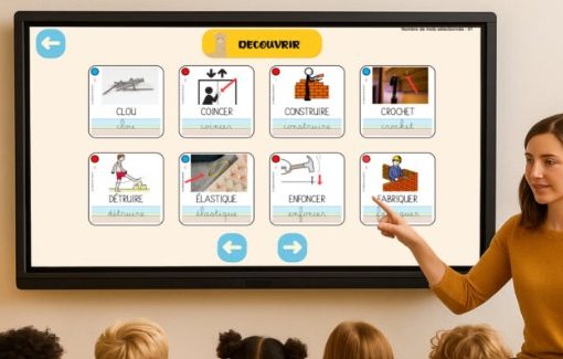 Des images de vocabulaire sont affichées sur un tableau numérique